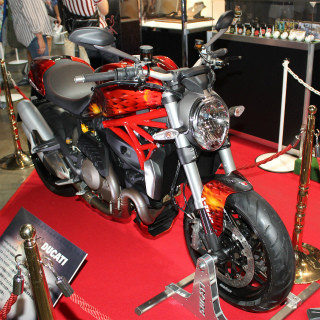 「東京ゲームショウ2014」にモンハンのコラボバイク登場! コンパニオンも!