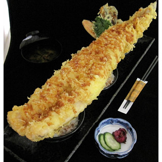 長さ50cm! アナゴが複数の丼をまたぐ「房総巨大あなご天丼」発売