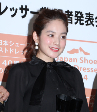 筧美和子がシューズベストドレッサー受賞 - 目標は「革の似合う女」