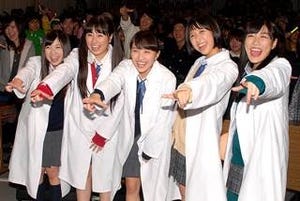 ももクロが白衣姿で初講義! 百田夏菜子、メンバーとのラブシーン秘話を告白