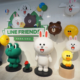 LINEの公式ストア「LINE FRIENDS STORE」が13日、原宿にオープン - 39万円のスワロフスキー製フィギュアも