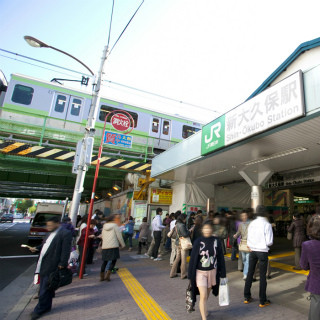 駅と電車内の迷惑行為ランキング、騒々しい会話・携帯電話の着信音が上位に