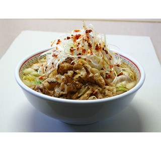 どうとんぼり神座の冬限定ラーメンは、炙り豚しゃぶに白髪ねぎがどっさり!