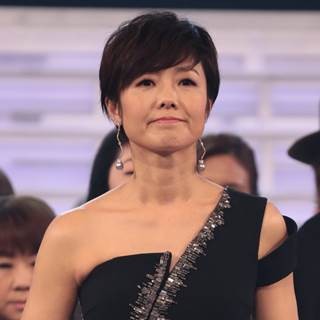 紅白リハで出演者大集合! 有働由美子アナの肩出しセクシードレスに釘づけ