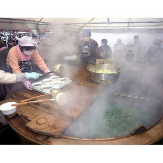 名物鍋が一堂! 2mの巨大鍋で煮込む「日本海高岡なべ祭り」開催 - 富山県