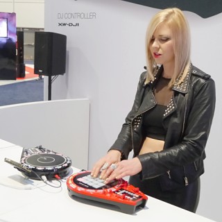 CES 2015 - カシオ、EXILIM＋モーションセンサー・新DJコントローラー・G-SHOCKが盛況