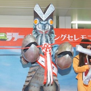 大人向け「ウルトラマンスタンプラリー」開幕! バルタン星人が一日駅長に