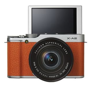 富士フイルム、米国で「FUJIFILM X-A2」を発表 - 自撮り向けチルト液晶搭載