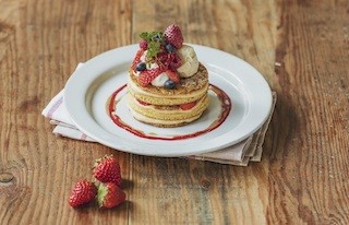 「J.S. PANCAKE CAFE」に、"とちおとめ"をリッチに味わうメニューが登場