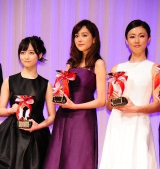 深田恭子、桐谷美玲、橋本環奈らがジュエリーベストドレッサー賞を受賞