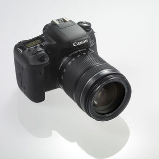 キヤノン、EOS Kissよりワンランク上の新一眼レフ「EOS 8000D」