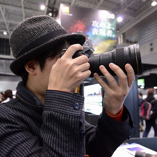 CP+2015 - ニコンブースでは小型・軽量化した新「300mm F4」が人気! - 天体撮影用「D810A」の展示や憧れの高級レンズで撮影できる体験コーナーも