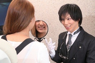 六本木で、執事に扮した歯科医師による"ひざまくらハミガキ"が受けられる!?