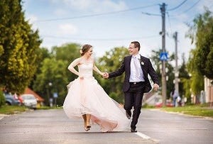 驚きの出会いから結婚に至ったカップル--「コミケで意気投合」「突然の雨」