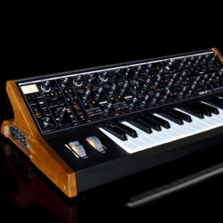 限定版アナログシンセ「Moog SUB 37 Tribute Edition」発売 - KID