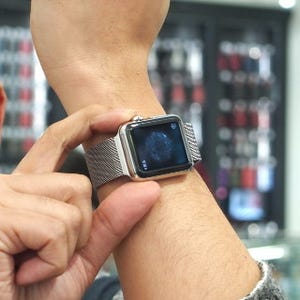 Apple Watchついに発売! - ソフトバンクで一番乗りで買った男性の反応は?