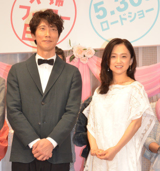 佐々木蔵之介&永作博美、初フラワーシャワーに「うれしい」と照れ笑い