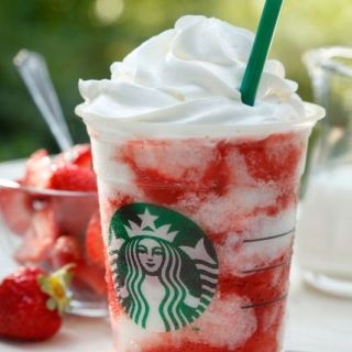 スターバックスの新フラペチーノはストロベリーたっぷり!