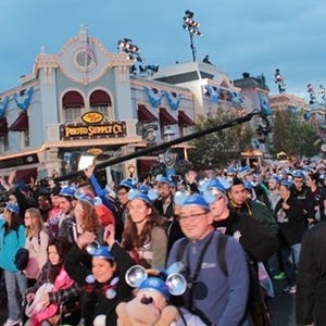 世界最初のディズニーランドで60周年イベント幕開け! 開園前からゲスト殺到