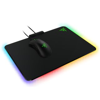 Razer、LED発光でゲームプレイを盛り上げるマウスマット「Razer Firefly」