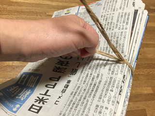 ほどけない! 紙ひもで新聞を束ねる方法 - 資源ゴミ回収時のイライラを解消 (動画アリ)