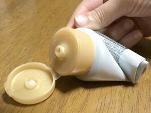 チューブの中身をキレイに使いきる方法 - パンパン＆振る振る節約術