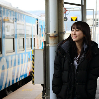 SKE48松井玲奈「JTB時刻表」6月号表紙に! 仙石東北ラインHB-E210系にも乗車