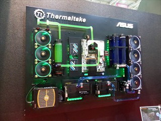 COMPUTEX TAIPEI 2015 - Thermaltakeが平面レイアウトの壁掛けPCケースを披露、横置きでちゃぶ台にも