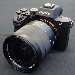 ソニー、フルサイズ4,240万画素の「α7R II」を国内発表