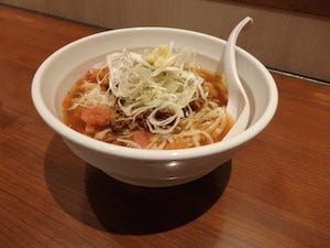 ラーメンチェーンYUNARI、夏限定「赤い冷製モンゴリアンヌードル」を発売