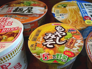 カップラーメンのフタを、何も使わずピッタリ閉める裏ワザ