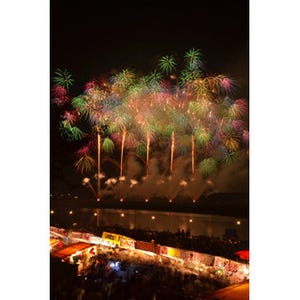 三重県で「伊勢神宮奉納全国花火大会」開催! 連射花火が夜空を彩る