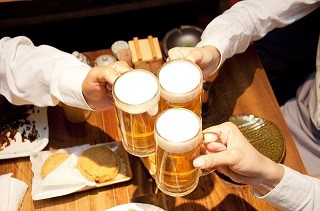 ビール好きに人気なのは「スーパードライ」 - 年代・性別で見ると?