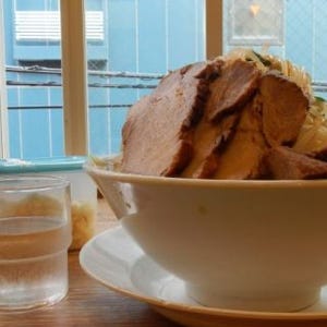 東京都・秋葉原のラーメン「メガ豚野郎」、どんな野郎も胃袋木っ端微塵!