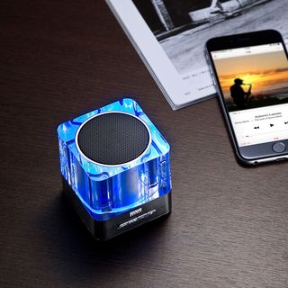 サンワサプライ、7色のLEDが光るキューブ型Bluetoothスピーカー