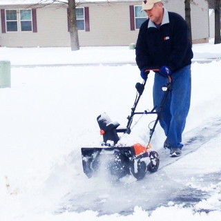 深さ20cmまでの新雪に対応したコードレス除雪機