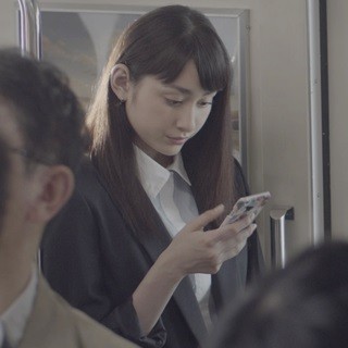 早見あかり、OLスーツ姿で通勤電車に「リアルな演技ができたかなぁ」