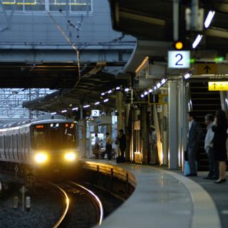 JR西日本「自撮り棒」使用禁止に - 新幹線・在来線のすべての駅のホームで