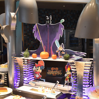 ディズニーのハロウィンはホテルもすごい! "ヴィランズ"ランチに限定客室も