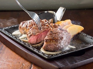 1ポンドの塊肉にかぶりつけ! ステーキガストで「熟成塊肉フェア」開催