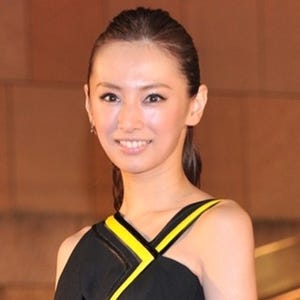 北川景子、黒いセクシードレスで存在感放つ! サイン攻めにも快く対応