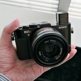 ソニー、4,240万画素フルサイズセンサー搭載「RX1R II」