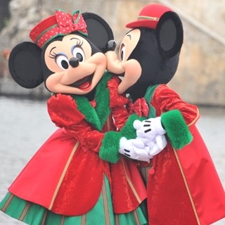 ディズニーシー、クリスマスの新ショーお披露目! サンタと一緒にお祝い