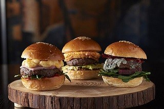 グランドハイアット東京、アメリカ定番食材のハンバーガーを月替わりで提供