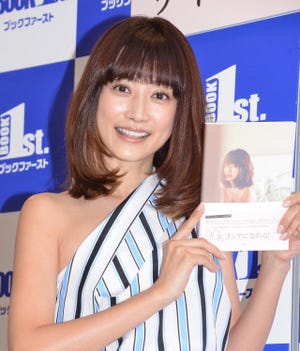 ヨンア、白ミニスカで美脚披露! 美の秘けつは「ストレスを感じないこと」