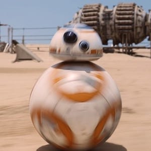 『スター･ウォーズ』新キャラBB-8の魅力に迫る映像公開! 俳優陣もメロメロ