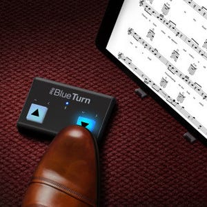 譜めくり用のBluetooth LEフットコントローラー「iRig BlueTurn」発表