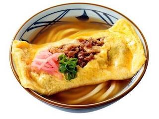 丸亀製麺、甘辛い牛肉をだし巻き玉子で巻いた「だし玉肉づつみうどん」発売