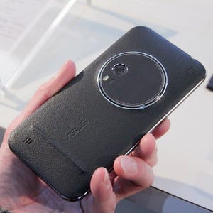 ASUS、カメラ機能に特化したSIMフリースマホ「ZenFone Zoom」日本でも発売