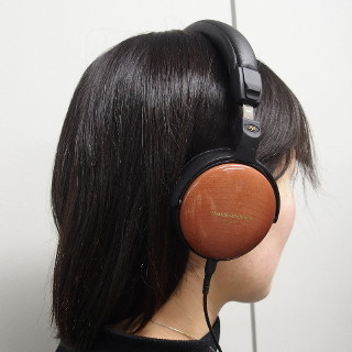 オーテクのオンイヤーヘッドホン「EARSUIT」を聴き比べ - ウッドとステンレス、それぞれの個性を堪能